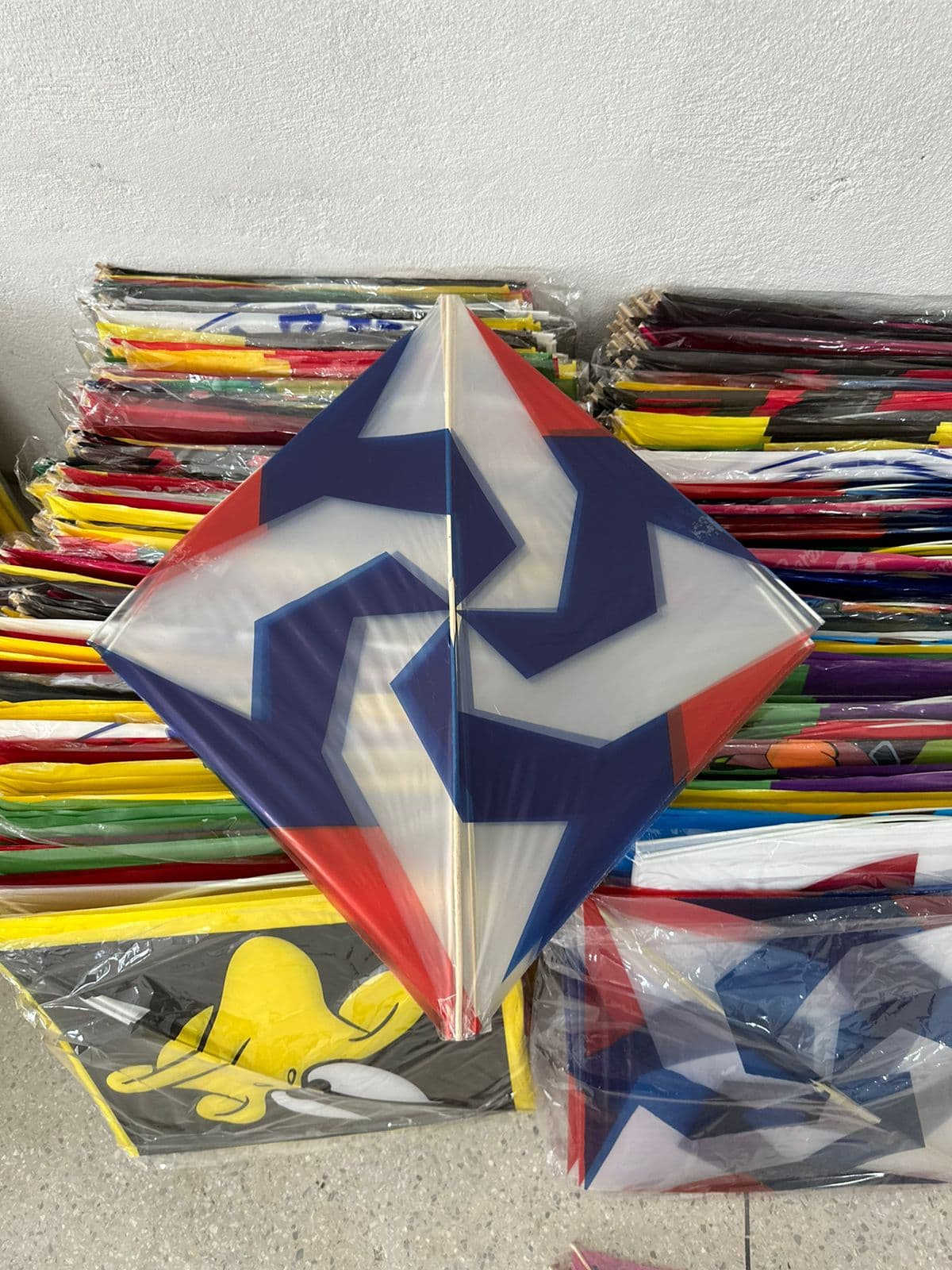 Imagem do produto papagaio, flechinha, peixinho, raia, pipa 100 unidades tamanho